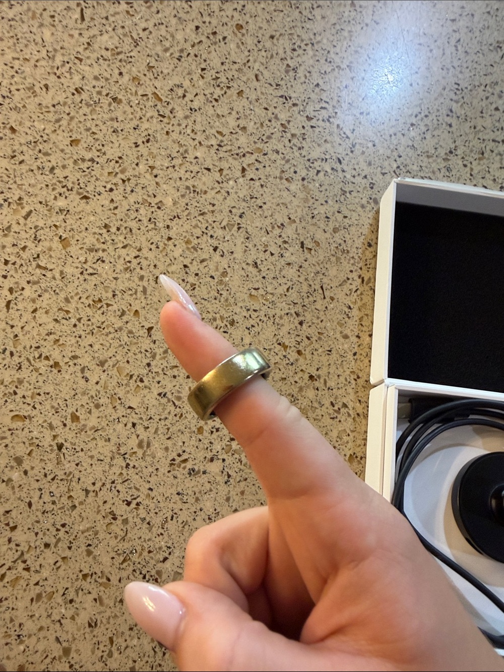 Oura Horizon Ring in Gold and Black - Picture 3 of 3